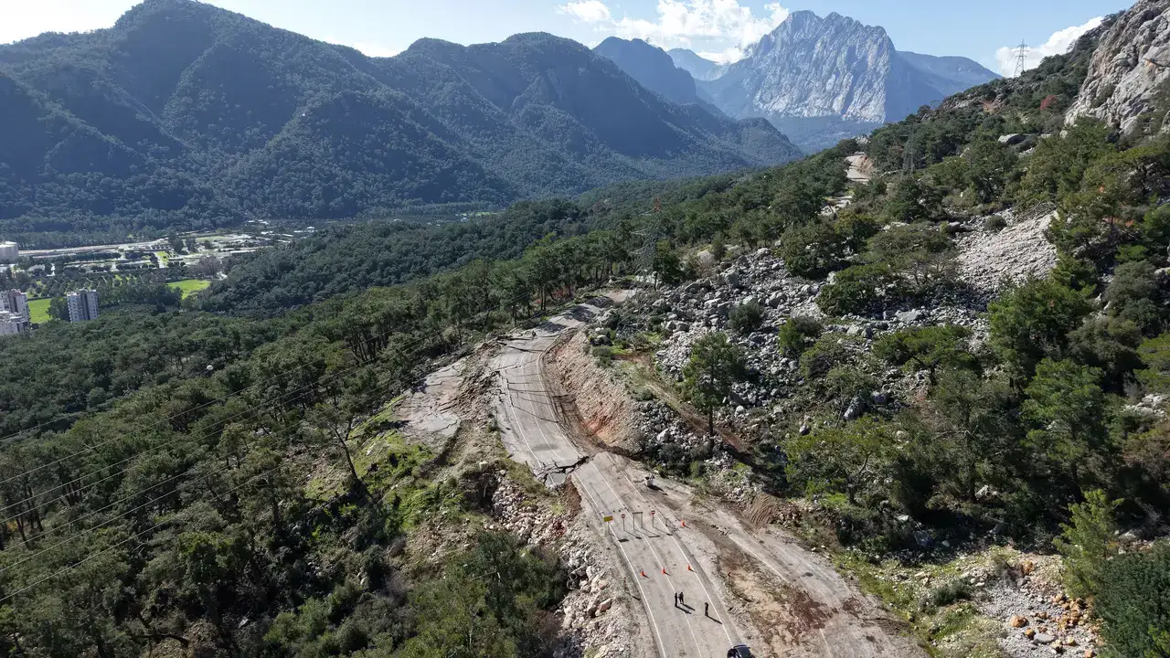 Asfalt Kağıt Gibi Yırtıldı, Dev Yarıklar Yolu Yuttu 1
